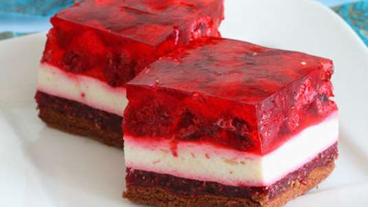 Παντεσπάνι, σοκολάτα με κρέμα τυριού και ζελέ φράουλα