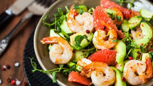 Σαλάτα με γαρίδες, γκρέιπφρουτ, αβοκάντο αγγούρι και αρωματικά βότανα
