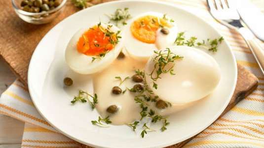 Αβγά βραστά με σος μπεαρνέζ και κάππαρη