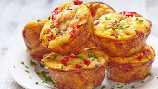 Μάφινς αλμυρά με πιπεριές, μανιτάρια και τυρί