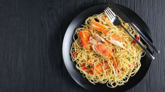 Σπαγγέτι με καβούρι και πικάντικη σάλτσα κρασιού