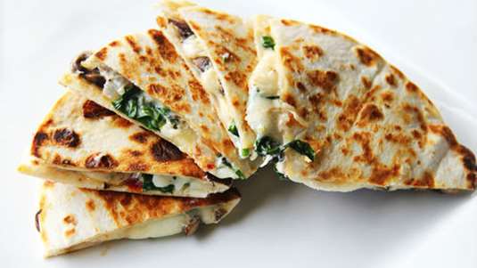 Τορτίγιας με πικάντικη γέμιση από σπανάκι