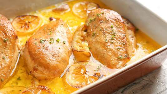 Κοτόπουλο μαριναρισμένο στο φούρνο με σάλτσα λεμονιού