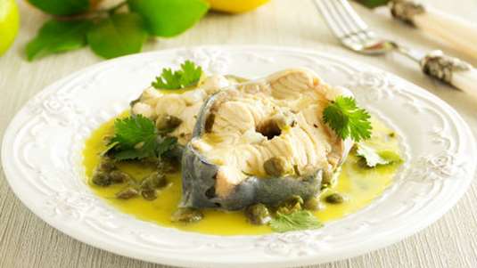 Ψάρι στο φούρνο με λεμονάτη σάλτσα και βότανα