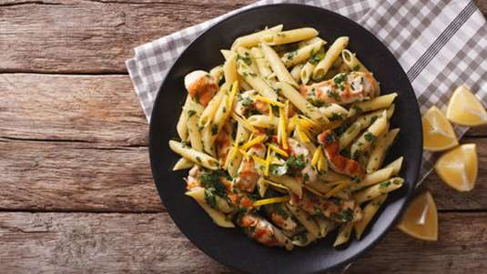 Πένες με κοτόπουλο και λεμονάτη σάλτσα με βασιλικό και κρέμα γάλακτος