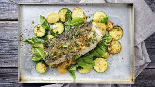 Παστός μπακαλιάρος με κολοκυθάκια και πατάτες 