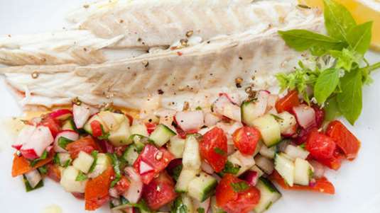 Λαυράκι στο φούρνο με salsa ντομάτας