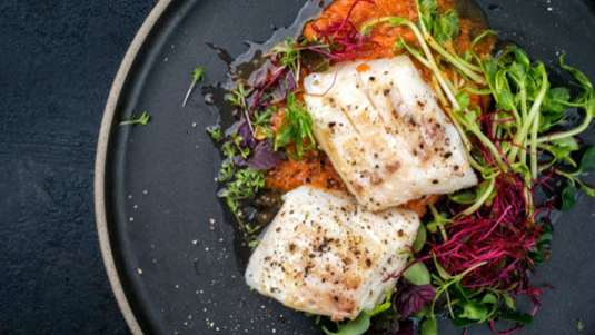 Πέρκα στο φούρνο με ντομάτες και ζεστή σαλάτα λαχανικών με λαδόξυδο