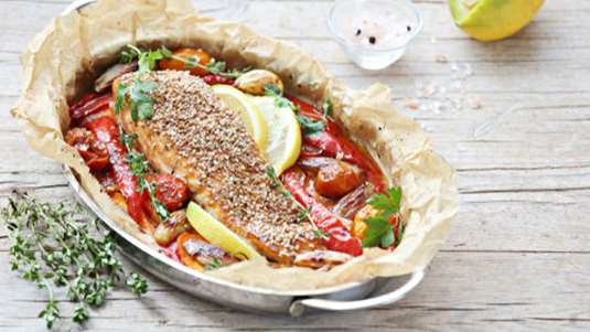 Σολομός ψητός με κρούστα από ψίχουλα ψωμιού και πεπερονάτα