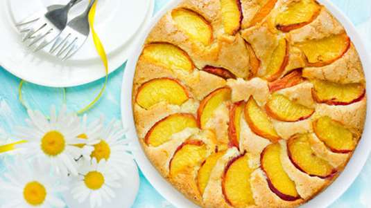 Κέικ με κριθαράλευρο, ελαιόλαδο και ροδάκινα 