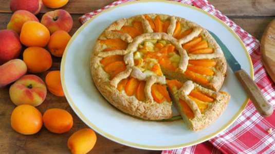 Τάρτα με αλεύρι ολικής αλέσεως και βρώμης, ροδάκινα και κρέμα