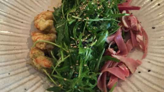 Σαλάτα “520” με ζαμπόνι Νάξου, γαρίδες, aioli και βινεγκρέτ οξύμελι