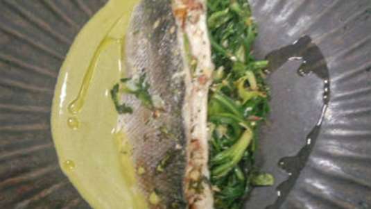 Λαβράκι γεμιστό με καρύδια, ελιά και σάλτσα πικροράδικου