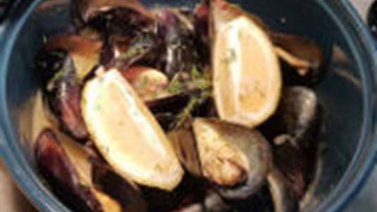 Αχνιστά μύδια με μπούκοβο και πιπερόριζα (τζίντζερ)