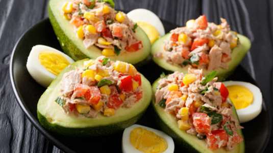 Σαλάτα με καλαμπόκι, αβοκάντο και τόνο