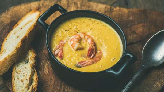 Σούπα με καλαμπόκι και γαρίδες 