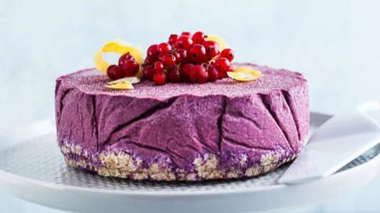 Κέικ vegan με κάσιους και μύρτιλα