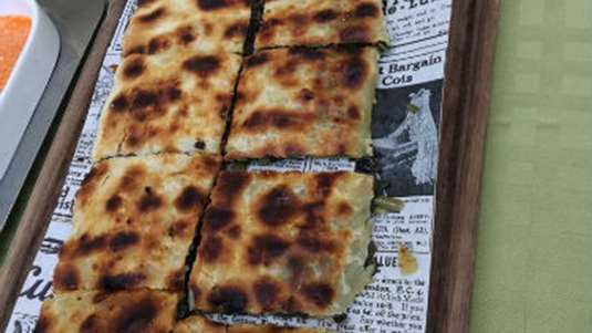 “Πουγκιά”: ροδίτικη πίτα με άγρια χόρτα στη σχάρα, μικρή σαλάτα από ντοματίνια και φέτα