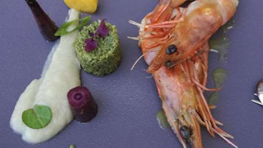 Γαρίδες σχάρας με κρέμα από αγκινάρα Ιερουσαλήμ με τζίντζερ, ελαιοζάχαρο λεμονιού και κινόα με σπανάκι