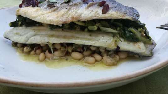 Λαβράκι σχάρας με χόρτα “σύβραση” με το ζωμό τους και ζεστή σαλάτα από ‘μαυρομύτικα’ φασόλια