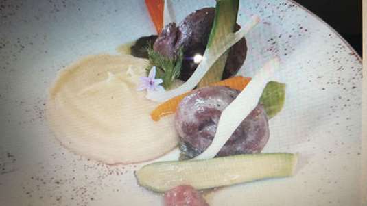 Φιλέτο αρνιού με πέστο λιαστής ντομάτας, άρτυμα από άγρια χόρτα σχάρας, πουρέ από πατάτες ριγανάτες και λαχανικά μαγειρεμένα σε ζωμό από φινόκιο