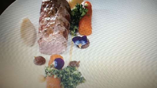 Χοιρινό φιλέτο με πουρέ κουνουπίδι, κους κους μπρόκολου με ξινόμηλο, ξερά φρούτα και σωλήνες καρότου με πετιμέζι και κύμινο