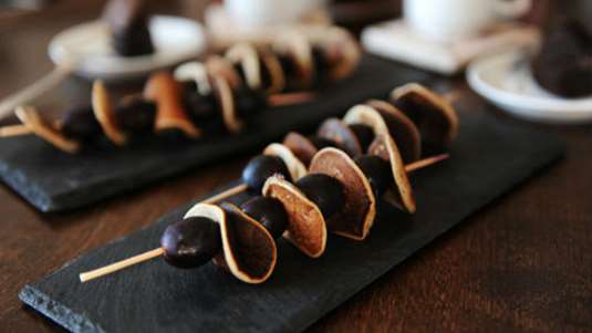 Σουβλάκια με μαύρο σταφύλι και μίνι πανκέικς