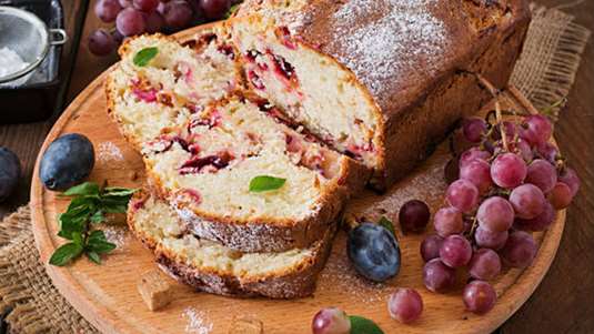 Κέικ με σταφύλια, δαμάσκηνα και ελαιόλαδο