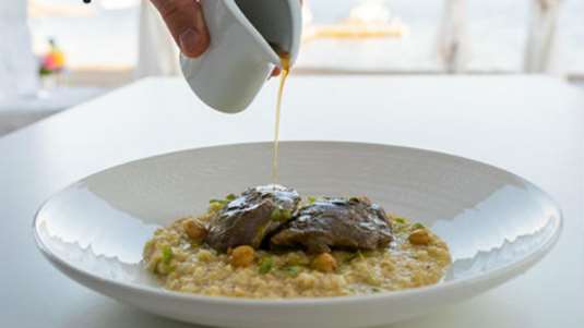 Χοιρινό της Κω με πλιγούρι και τραγανά ρεβίθια (του σεφ Χρήστου Ξεραξούδη)