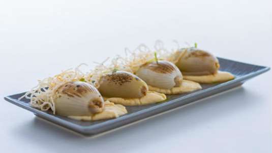 Κρεμμυδοντολμάδες με πουρέ σελινόριζας και “μαλλιά αγγέλου” (του σεφ Χρήστου Ξεραξούδη)