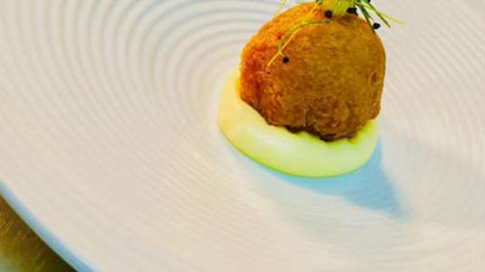 Λουκουμάδες μπακαλιάρου με κρέμα πατάτας και πουρέ από σκόρδο κονφί (του σεφ Χρήστου Ξεραξούδη)