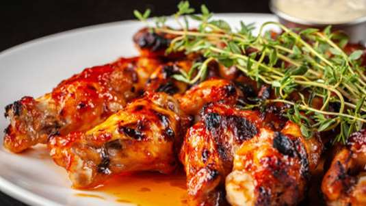 Φτερούγες κοτόπουλου με πάπρικα, κουρκουμά και σκόρδο στον φούρνο