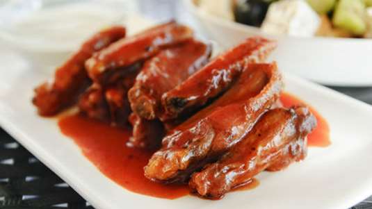 Φτερούγες κοτόπουλου με σάλτσα ντομάτας και μπλε τυρί