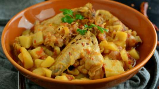 Φτερούγες κοτόπουλου κοκκινιστές με πατάτες και λαχανικά