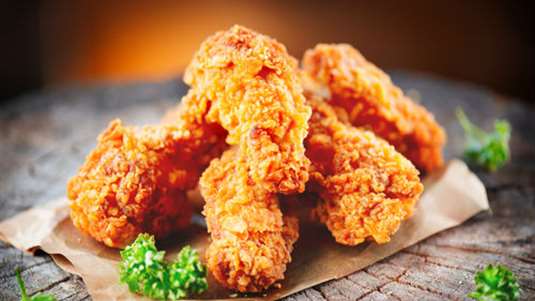 Τηγανητές φτερούγες κοτόπουλου με κρούστα από παρμεζάνα και σκόρδο