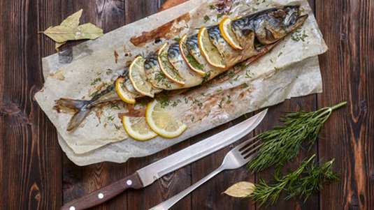 Σκουμπρί γεμιστό με λεμόνι, βότανα και μπαχαρικά στο φούρνο