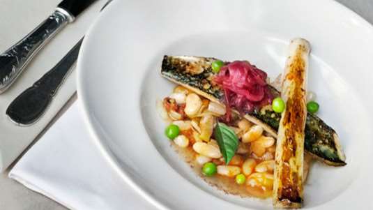 Σκουμπρί με φασόλια στο φούρνο