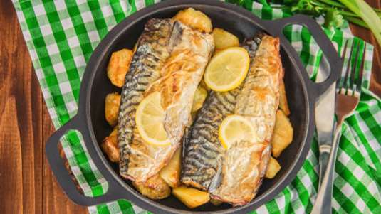 Σκουμπρί με πατάτες στο φούρνο