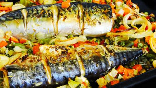 Σκουμπρί με λαχανικά και αρωματικά βότανα στον φούρνο 