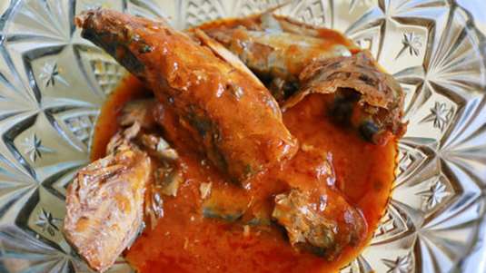 Σκουμπρί με σάλτσα ντομάτα