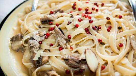 Λαζάνια με ρέγγα και αμύγδαλα