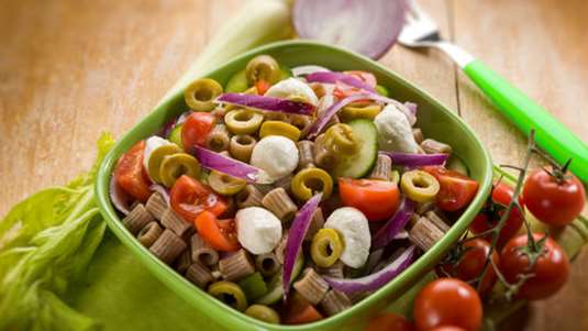 Μακαρονοσαλάτα με μοτσαρέλα, ελιές, σέλερι, πιπεριές και σάλτσα από αρωματικό λαδολέμονο