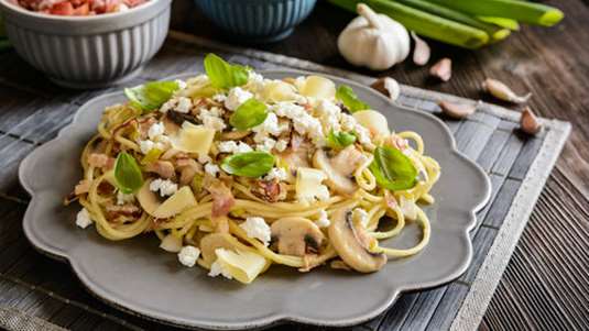 Μακαρονοσαλάτα με μανιτάρια, μπέικον, τυρί κότατζ και βασιλικό