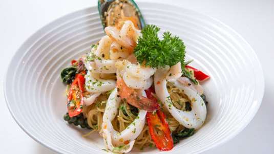 Μακαρονοσαλάτα με θαλασσινά