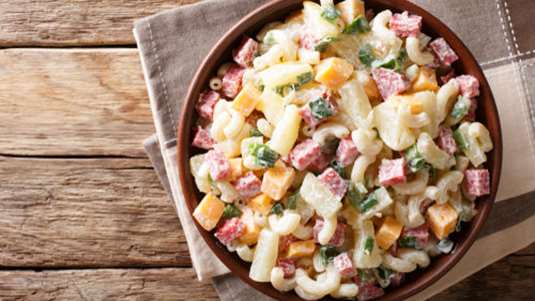 Μακαρονοσαλάτα με ζαμπόν, ανανά, έμενταλ και μαγιονέζα