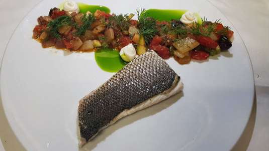 Φιλέτο λαυράκι σοτέ με σπανάκι και βλήτα (του σεφ Μίλτου Αρμένη)