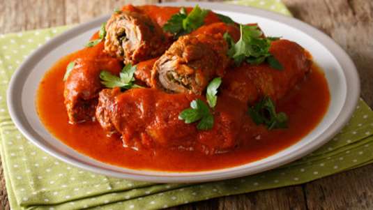 Ρολάκια μοσχαριού γεμιστά με παρμεζάνα και ψωμί σε σάλτσα ντομάτα (Βraciole)