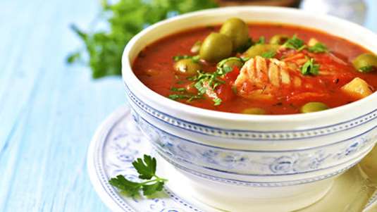 Σούπα με ντομάτα, παστό μπακαλιάρο, ελιές και πατάτες 