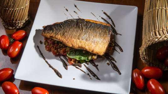 Λαβράκι με ζεστή σαλάτα φακής και σάλτσα ελιάς (του σεφ Νικόλα Σταυρακάκη)