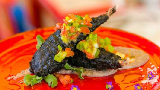 Πεσκανδρίτσα τηγανιτή σε κουρκούτι με μελάνι σουπιάς και λεμονάτη κρέμα οσπρίων με ταχίνι